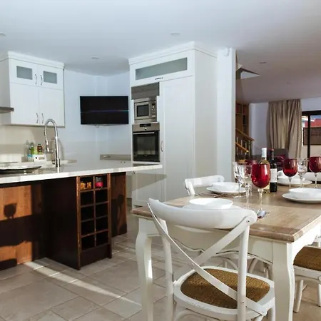 וילה With Heated Pool Three Bedroom *