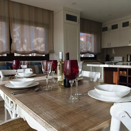 Βίλα With Heated Pool Three Bedroom