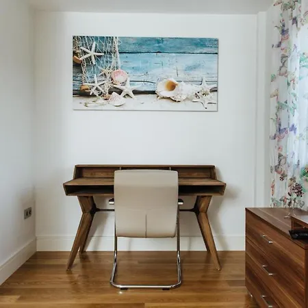 Βίλα With Heated Pool Three Bedroom *